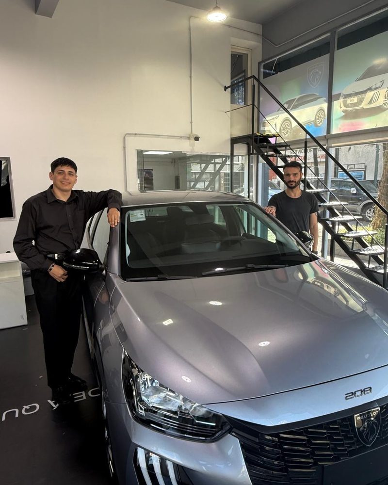 Nicolás Martín con su Peugeot 208 0 km y Javier en el salón