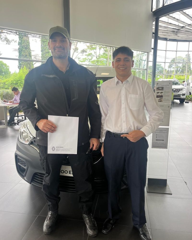 Claudio Ruiz retirando su Renault Kangoo 0 km con Javier