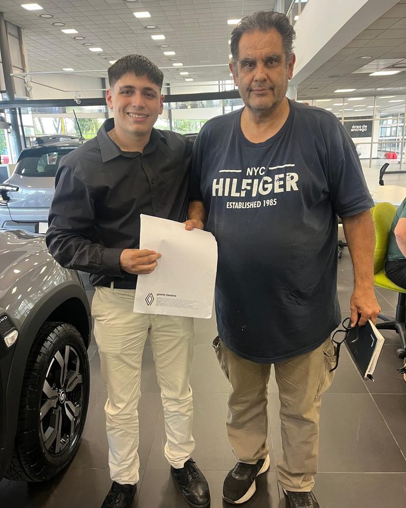 Gabriel con Javier el día que retiró su Renault Duster 0 km