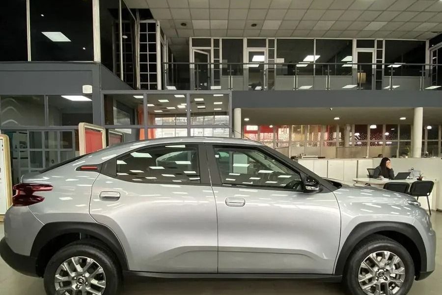 Salón de Grupo SVA en Vicente López, con un Citroën Basalt